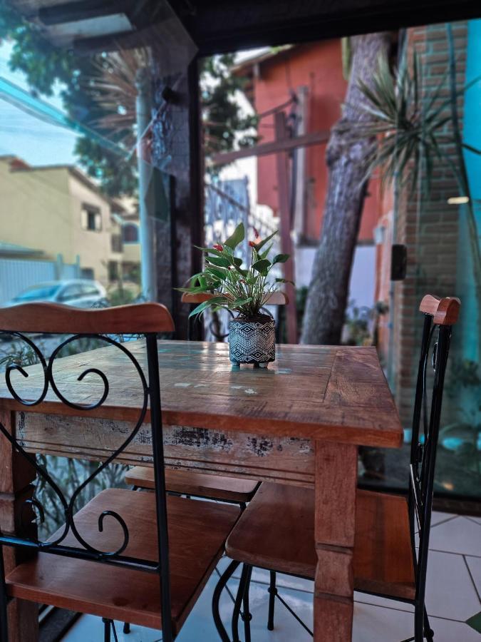 Bliss Hoteis Centro Búzios Zewnętrze zdjęcie A table and chair